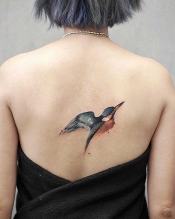 Watercolor bird on the back by tattooist Chenjie
