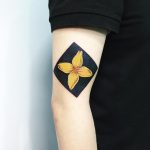 Yellow flower by tattooist Ida