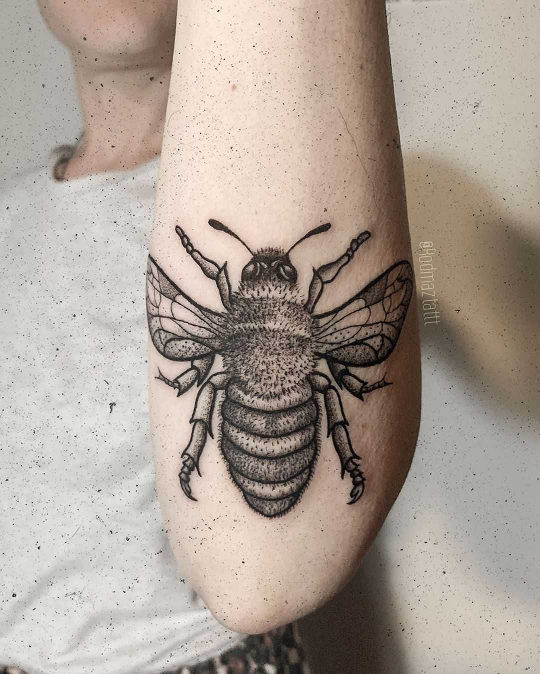 Bee on the left forearm by tattooist rodmaztattt