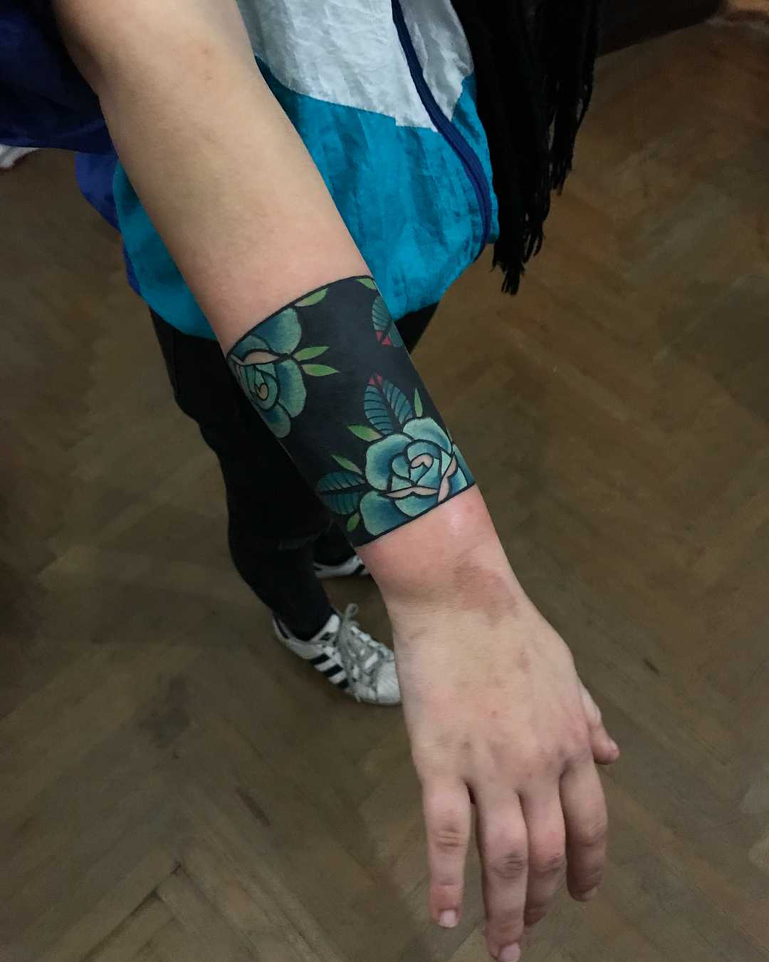 Blue rose bracelet by tattooist Alejo GMZ