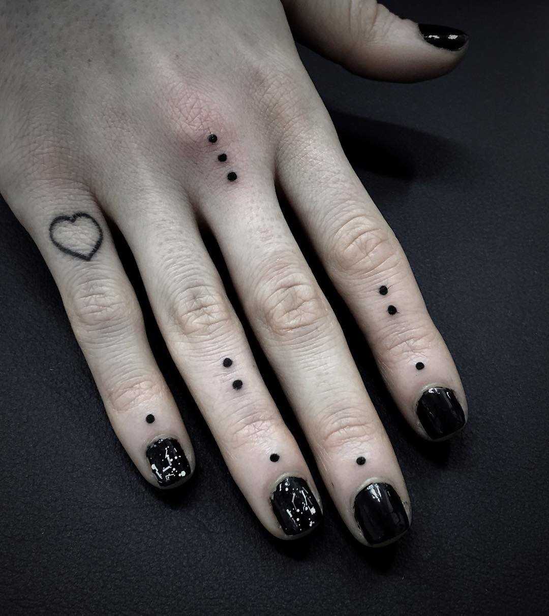 Dots on fingers by tattooist Virginia 108