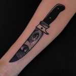Knife by tattooist Alejo GMZ