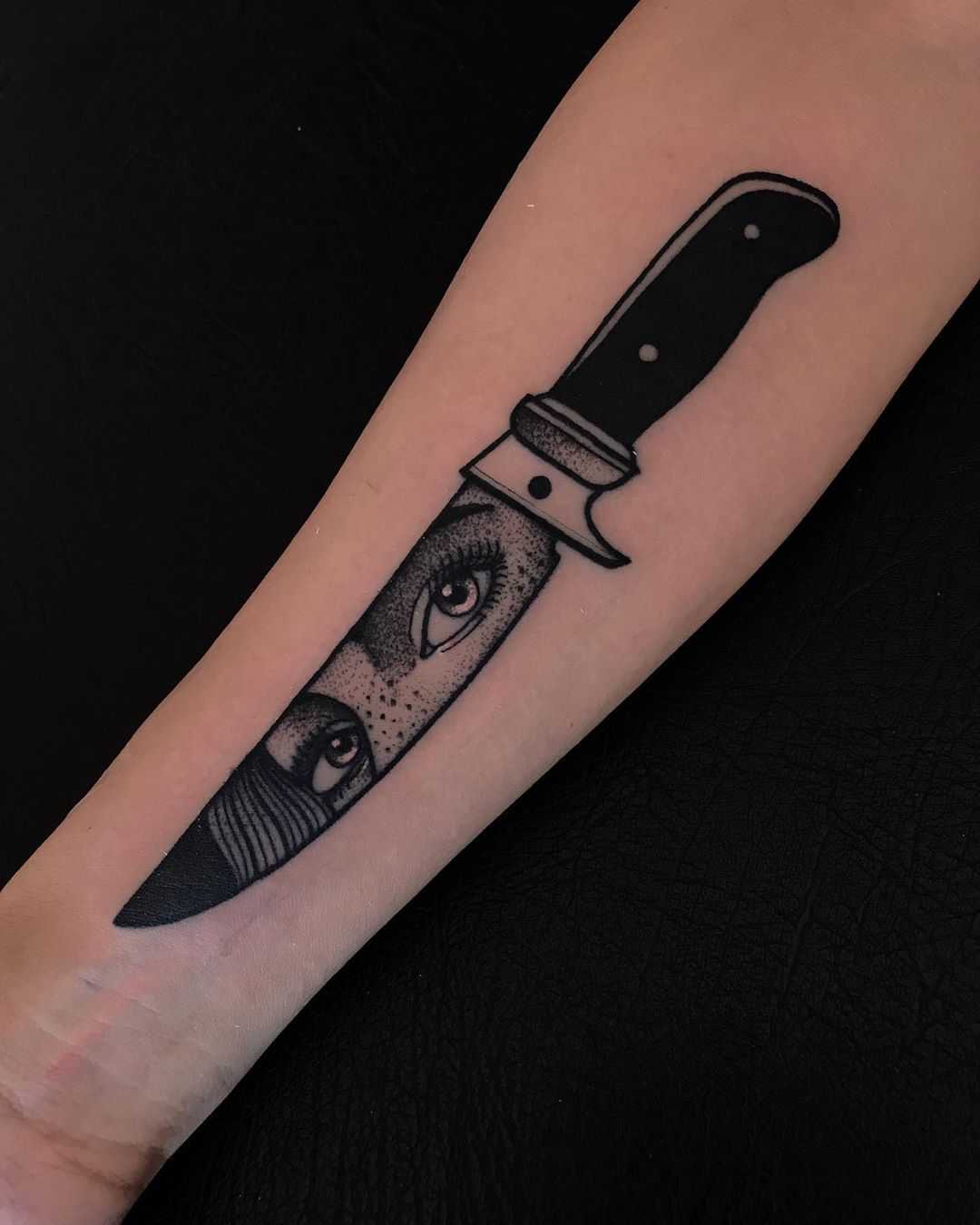 Knife by tattooist Alejo GMZ
