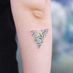 Leaf triangle by tattooist Saegeem