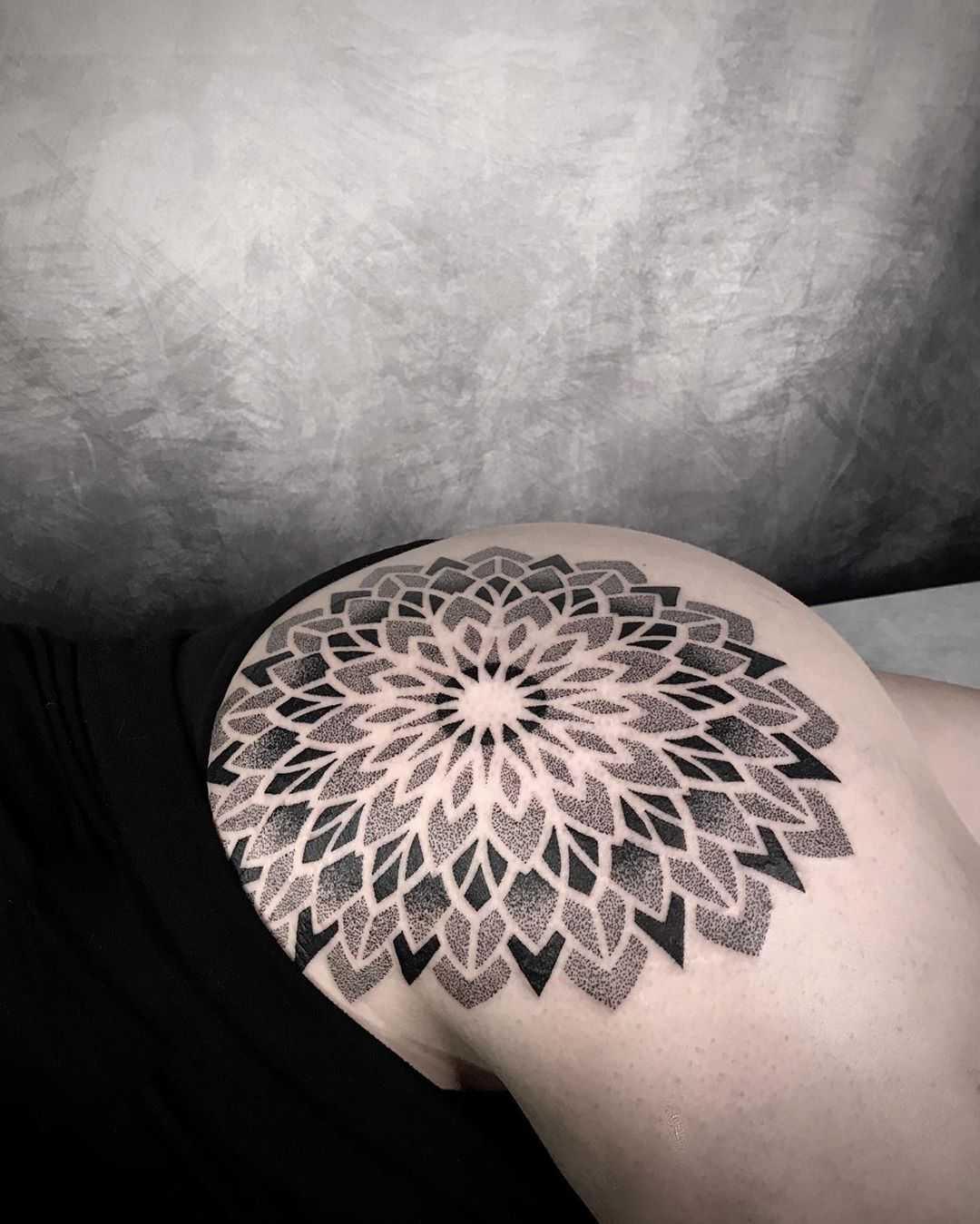 Mandala on the left hip by tattooist NEENO