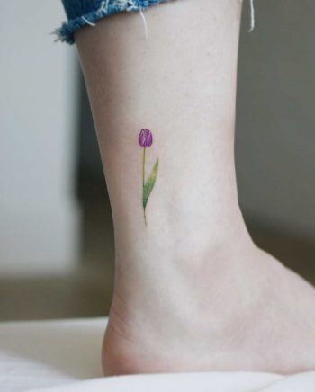 Purple tulip on an ankle by tattooist Saegeem