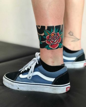 Rose anklet by tattooist Alejo GMZ