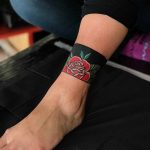 Rose anklet by tattooist Alejo GMZ