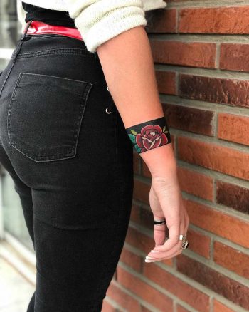 Rose armband by tattooist Alejo GMZ