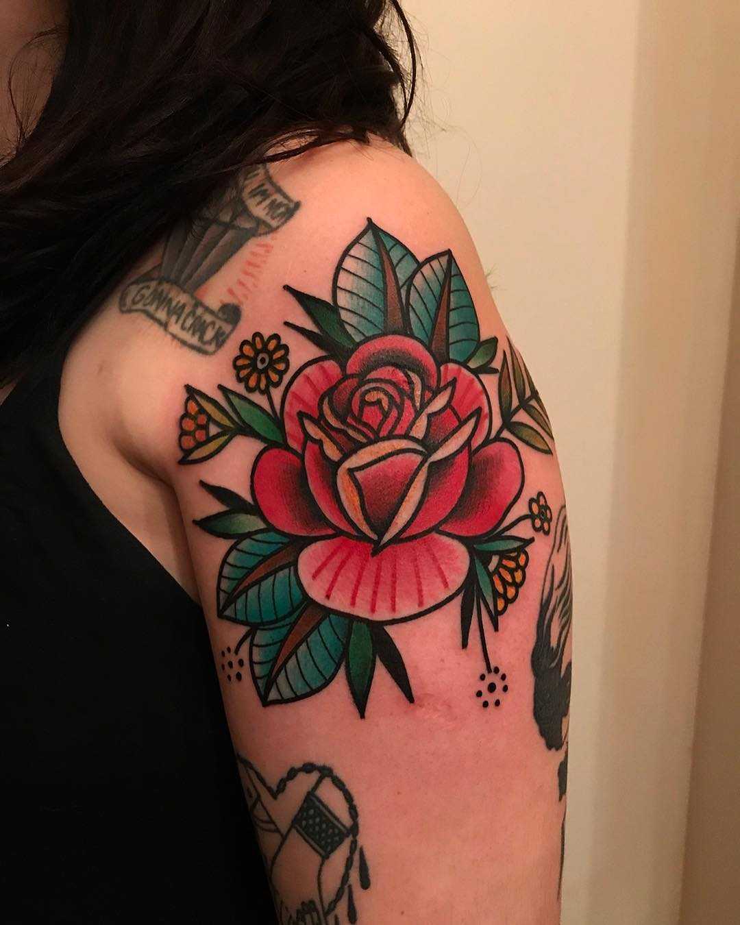 Rose on the left shoulder by tattooist Alejo GMZ