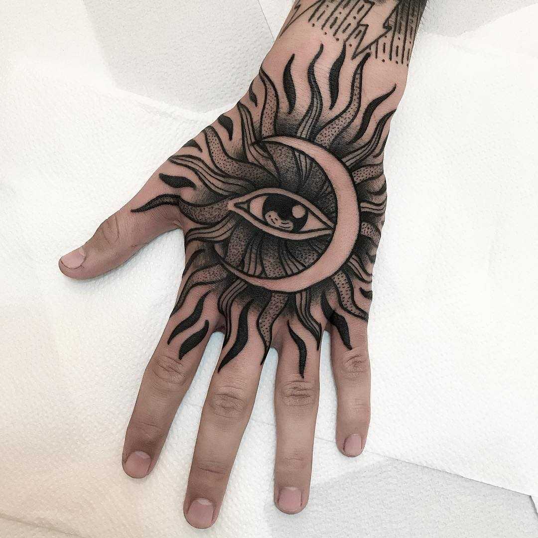 Sun and moon by tattooist Alejo GMZ