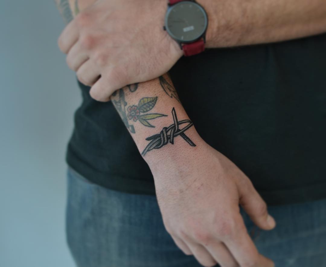 Barbed wire by @tototatuer
