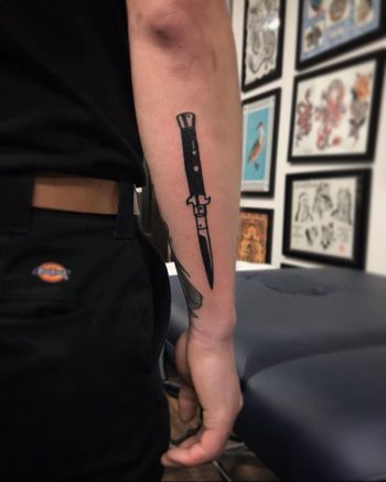 Black switchblade by @lonewolftattoo