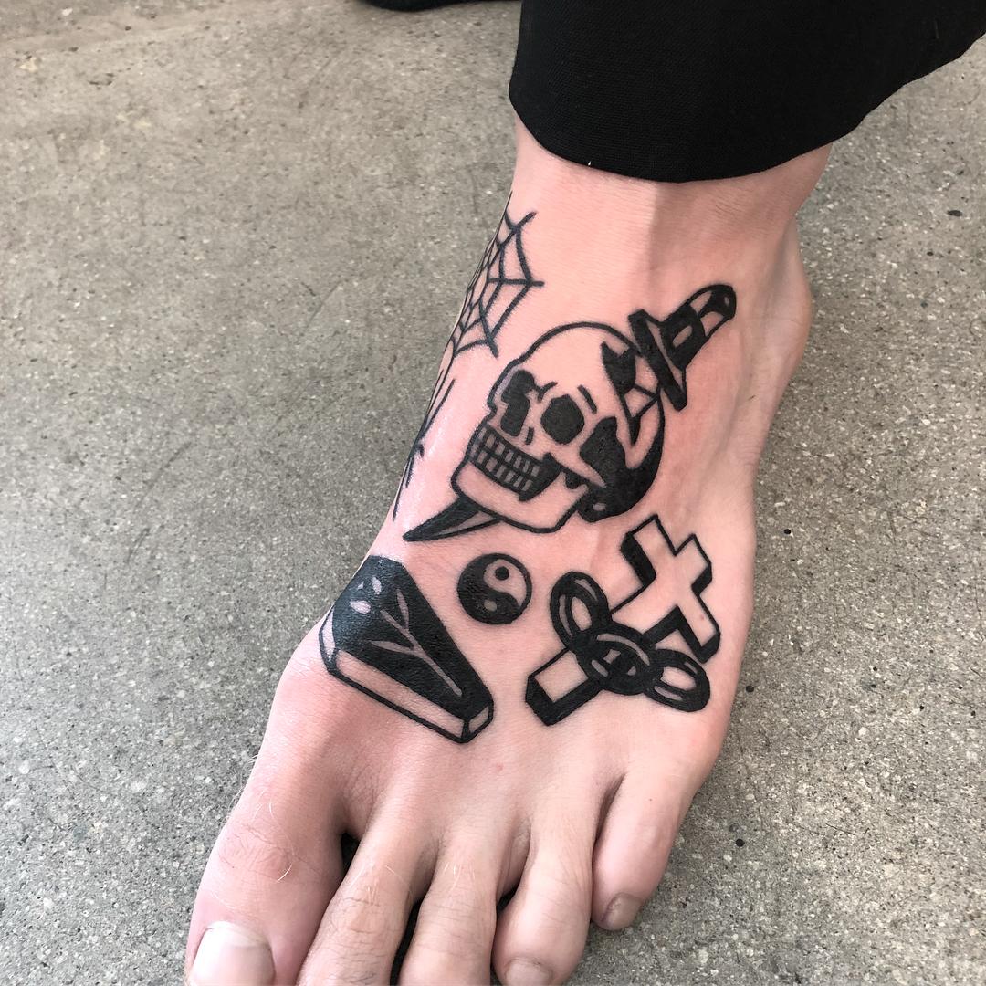 Feet tattoos by @hanaroshinko