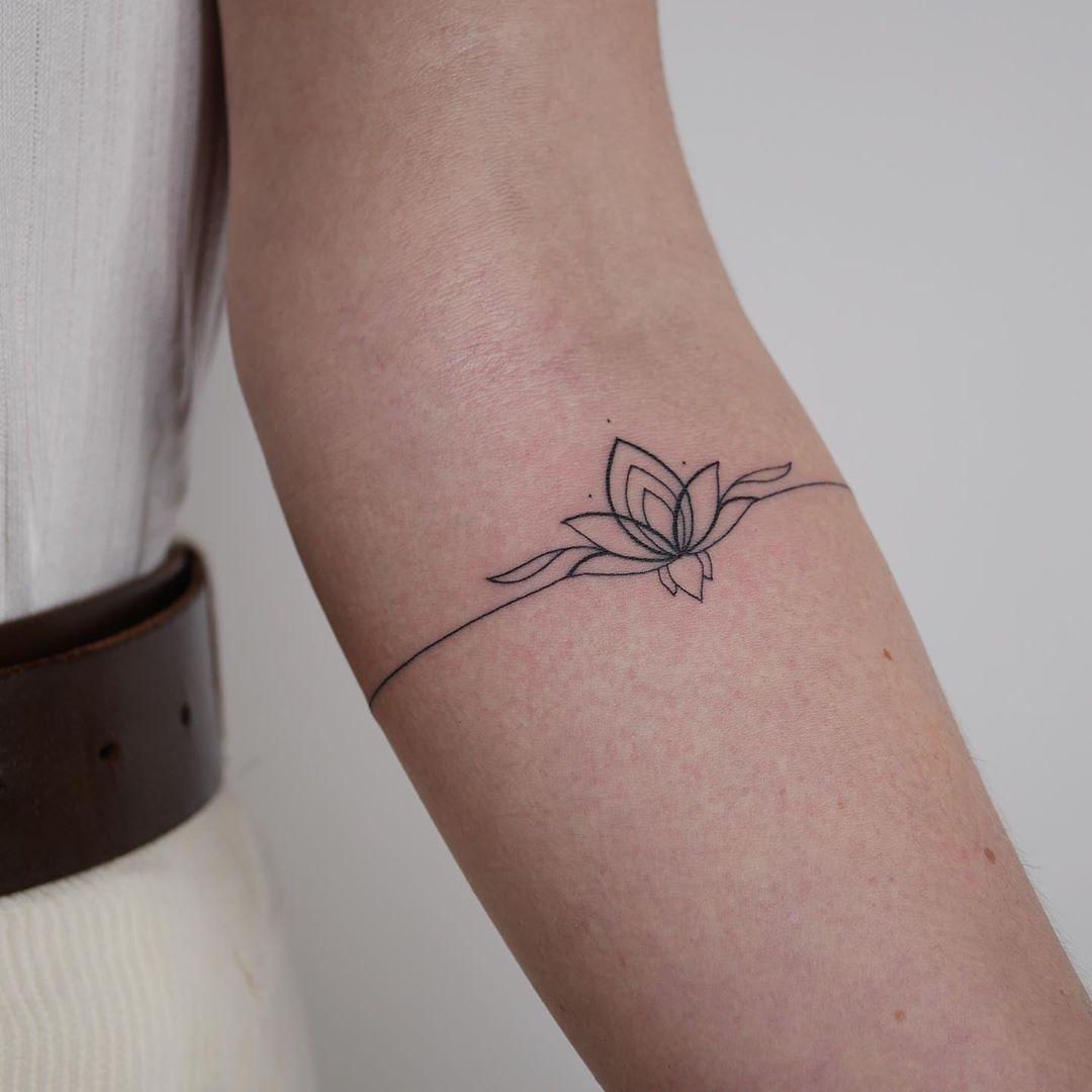 Flower bracelet🌿 #flowertattoo #bracelettattoo #botanicaltattoo  #watercolortattoo #koreatat… | Flower wrist tattoos, Wrist tattoos for  women, Flower tattoo designs
