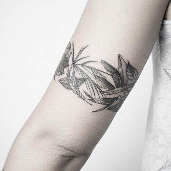 Leafs and feathers bracelet by @mariafernandeztattoo