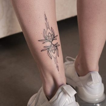 Ornament on a calf by @hala.chaya