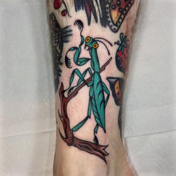 Praying mantis tattoo by @lukejinks