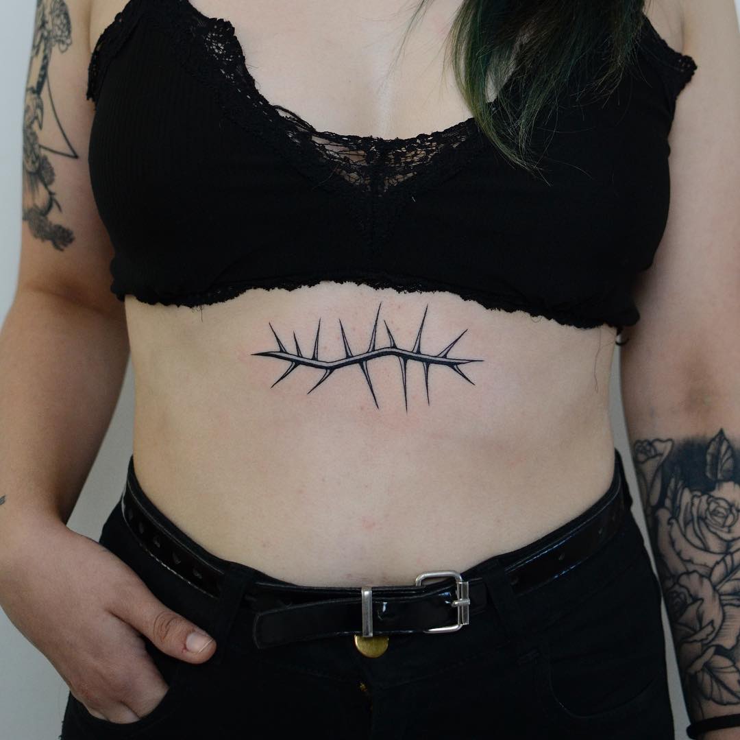 Thorns on a belly by @tototatuer