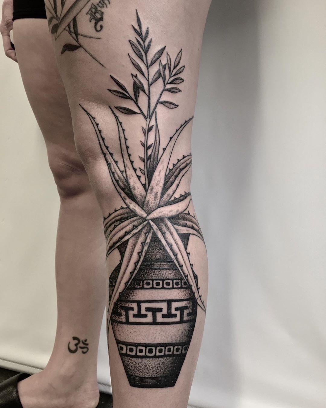 Aloe and pottery by @justinoliviertattoo
