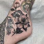 Flower on an ankle by @justinoliviertattoo