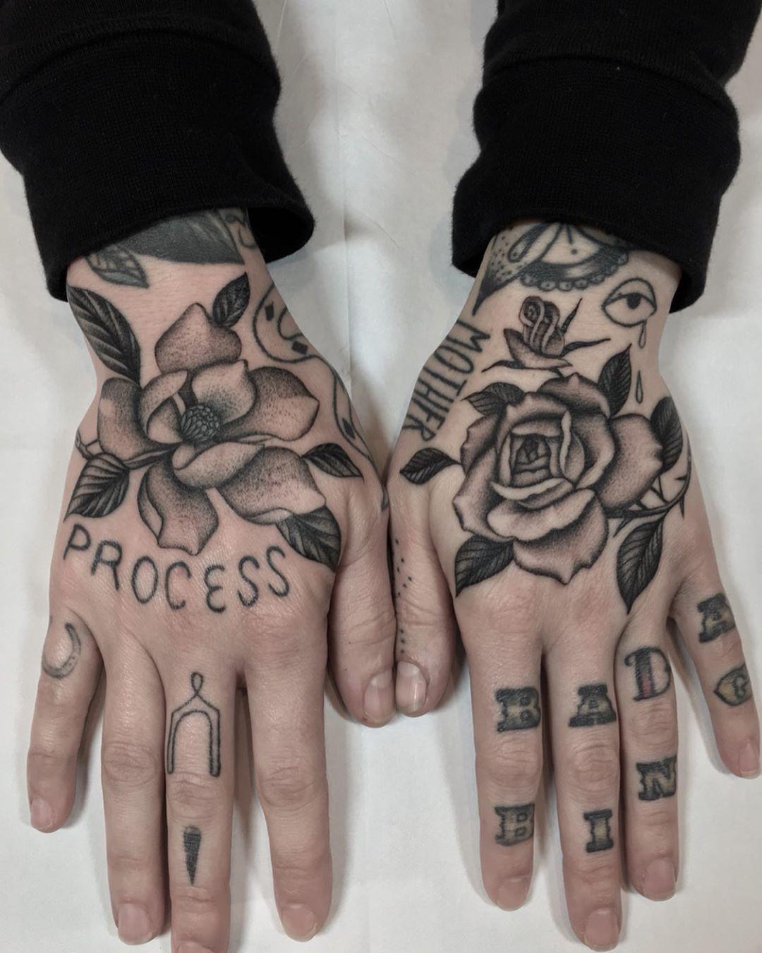 Flowers on both hands by @justinoliviertattoo