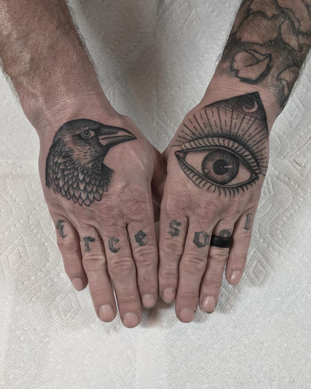 Inked hands by @justinoliviertattoo