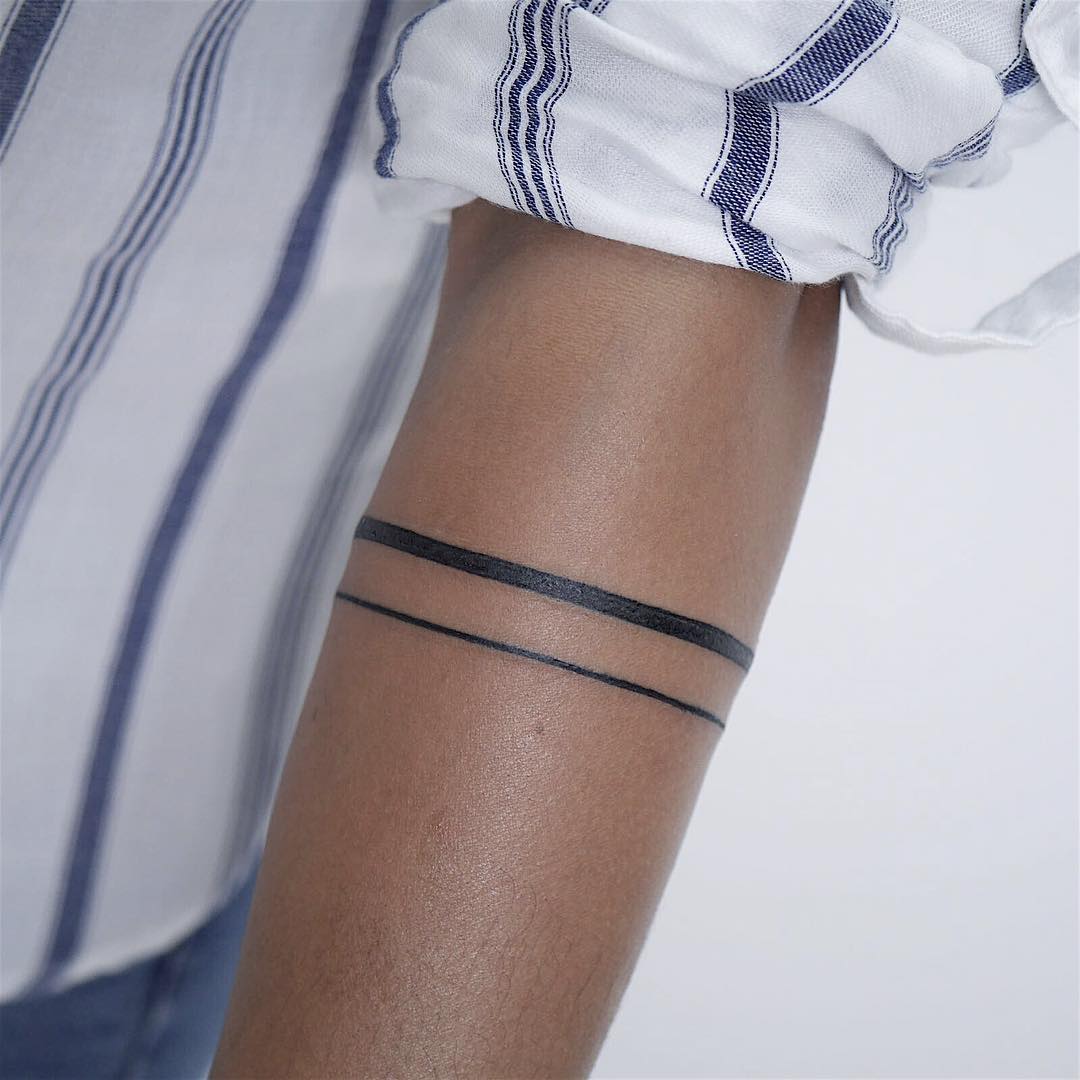 Linear minimalist bracelet by @hala.chaya