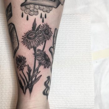 Little paper daisies tattoo by @sophiabaughan