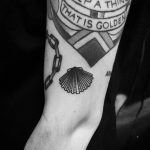Little shell by @thomasetattoos