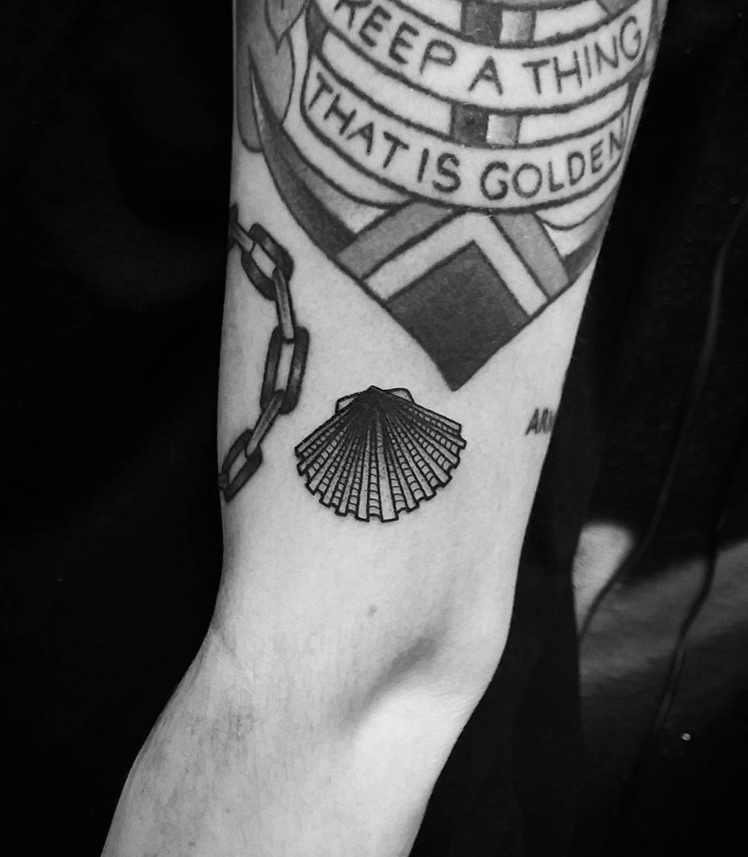 Little shell by @thomasetattoos