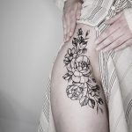 Flowers on a hip by @sollefe