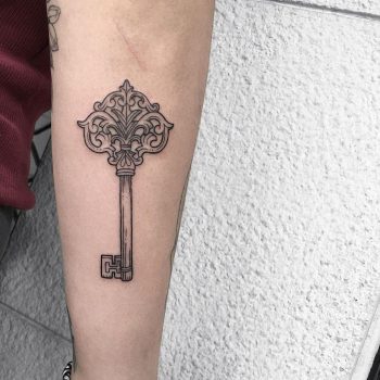Stylized key by @isaarttattoo