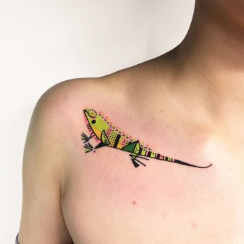 Green lizard by tattooist Hen