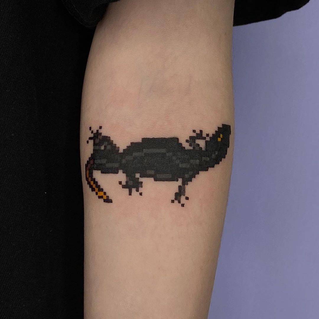 Pixel lizard tattoo by @88world.co.kr