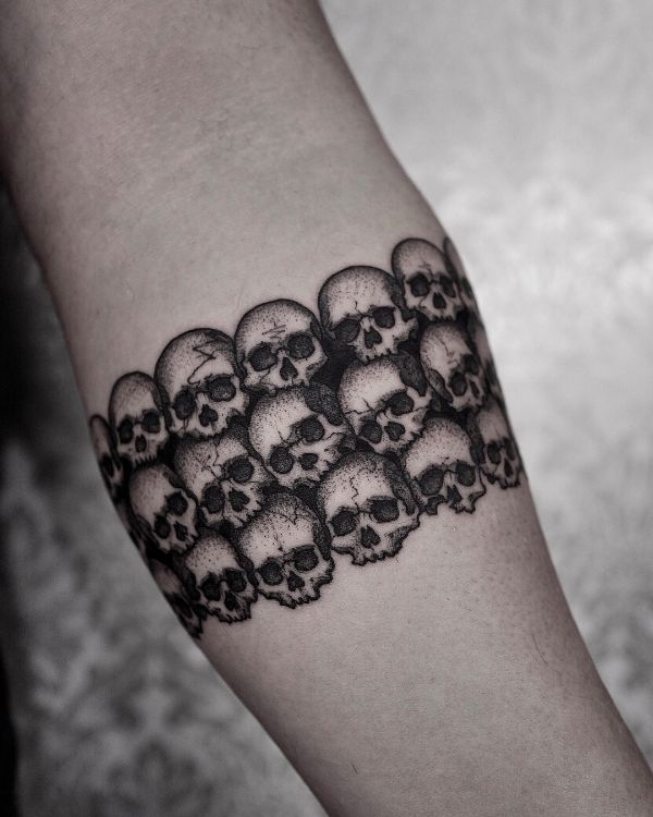 Armband of Forty Five Skulls by tattooist Arang Eleven