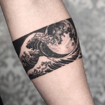 The Great Wave Armband by tattooist Arang Eleven
