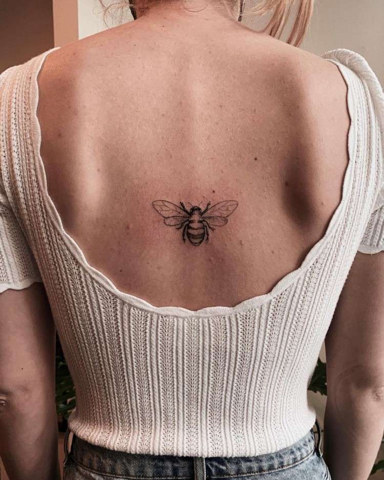 Bee On a Back by @hannesmit