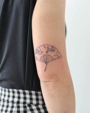 Hand Fan Tattoo by @sukilune