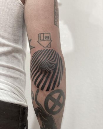 Trippy Elbow Tattoo by @hanaroshinko