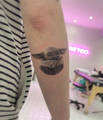Hyper-realistic baby Yoda tattoo by @gullytattoo