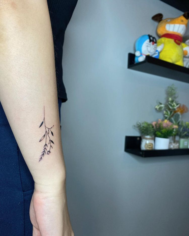 Laurel Flower Tattoo by @rui_tattooist