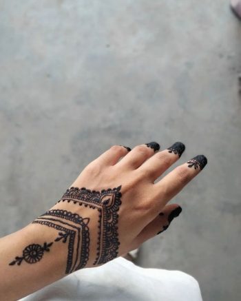 Mesmerizing Temporary Hand Tattoo by @hennainsight