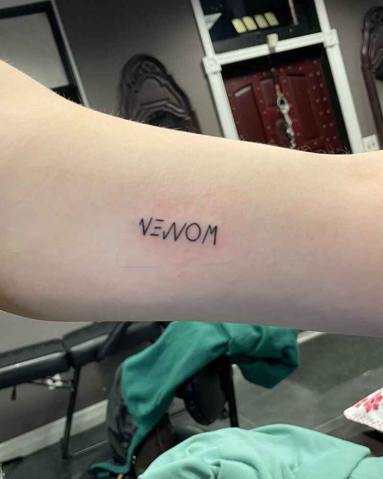 Venom Tattoo Women by @_olive_tattoos_