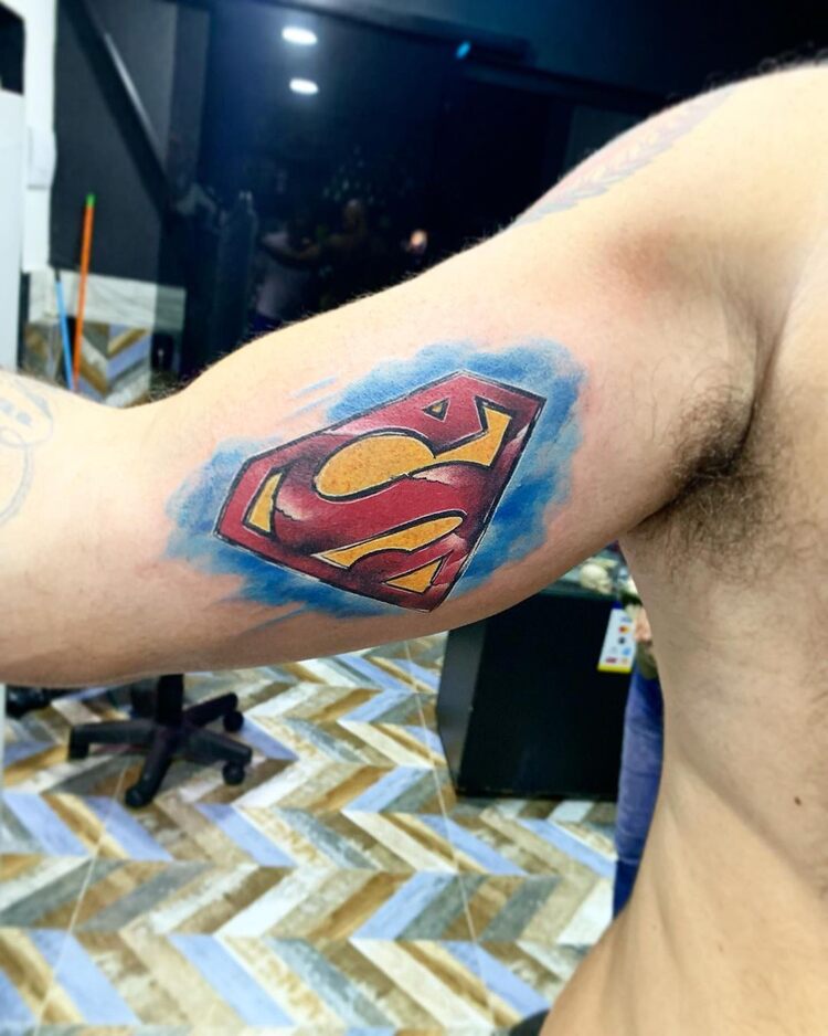 Superman logo tattoo by @assombraniacstattoo_